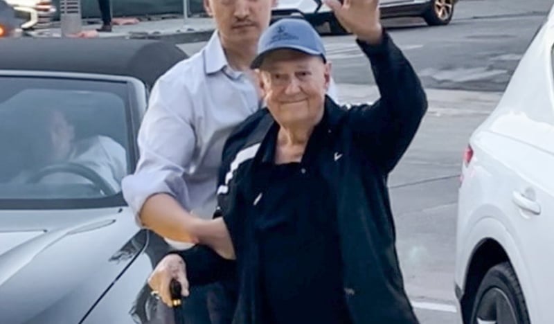 Neil Sedaka Final Photo: Singer Was Photographed at Dinner Just Two Nights Before His Death | Neil Sedaka | Celebrity News and Gossip | Entertainment, Photos and Videos