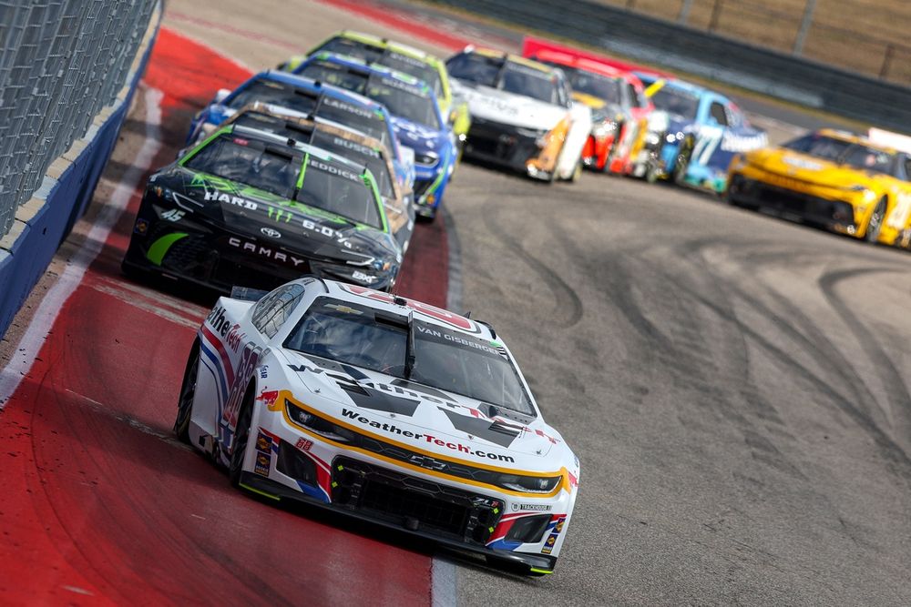 Shane van Gisbergen leads the field, Trackhouse Racing Chevrolet