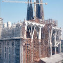 La Sagrada Familia, construction of the aisle vaults, 1997. Image © Expiatory Temple of the Sagrada Família The Final Piece of Gaudí’s Sagrada Familia Central Tower Installed in Barcelona - Image 5 of 12
