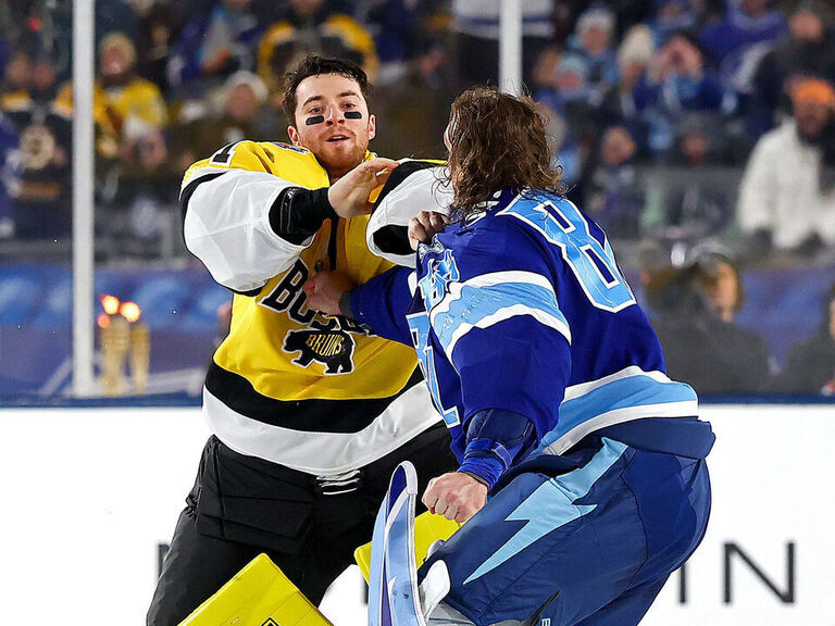 Vasilevskiy, Swayman drop gloves in outdoor goalie fight