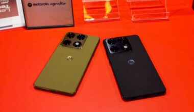 Motorola Signature vs. Samsung Galaxy S25 Ultra: When flagships collide