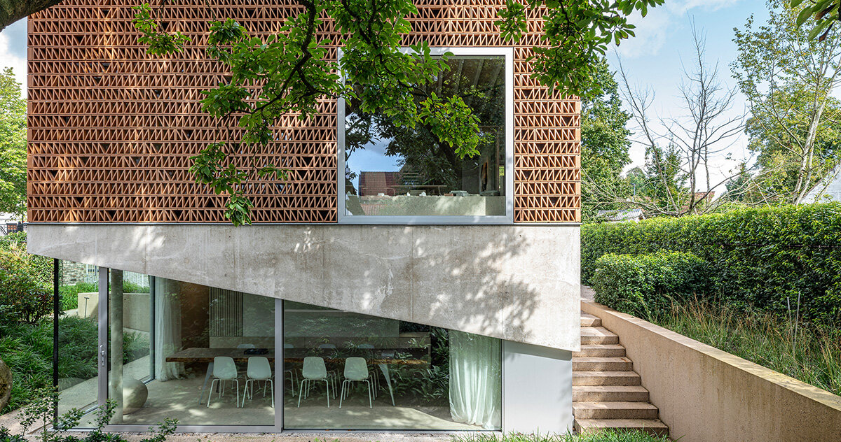 brick lattice wraps renovated 'de zwarte fles' workspace in belgium