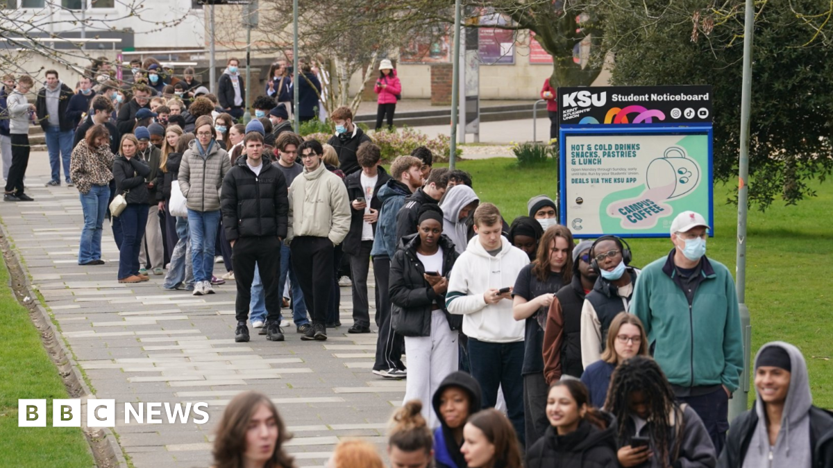 Meningitis outbreak live: Students queue for antibiotics as tribute paid to teenager who died in Kent