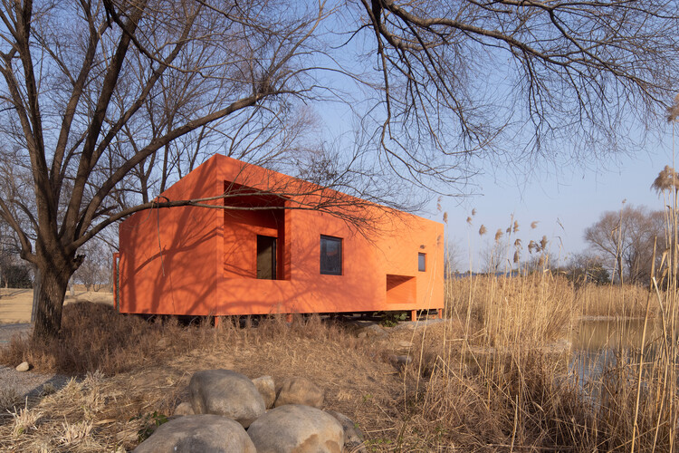 Red Bridge Cabin / Wiki World + Advanced Architecture Lab - Exterior Photography