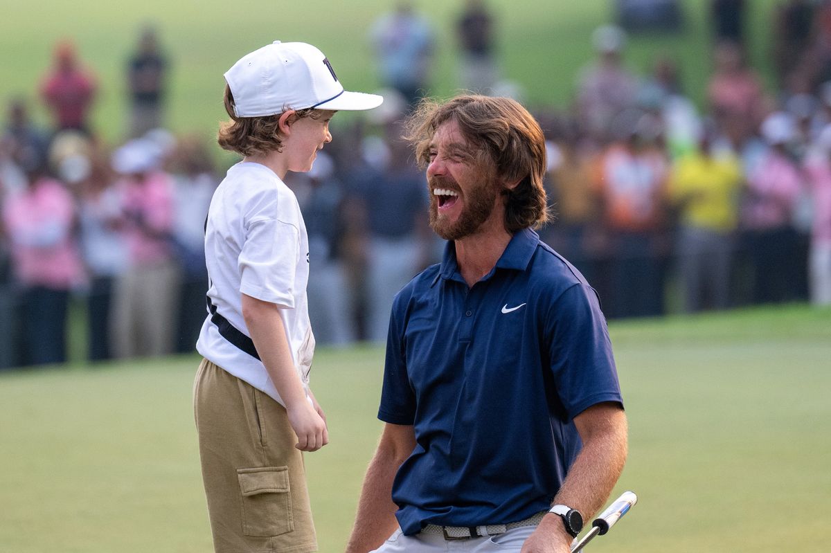Frankie Fleetwood celebrates with his dad, Tommy Fleetwood, at the DP World India Championship