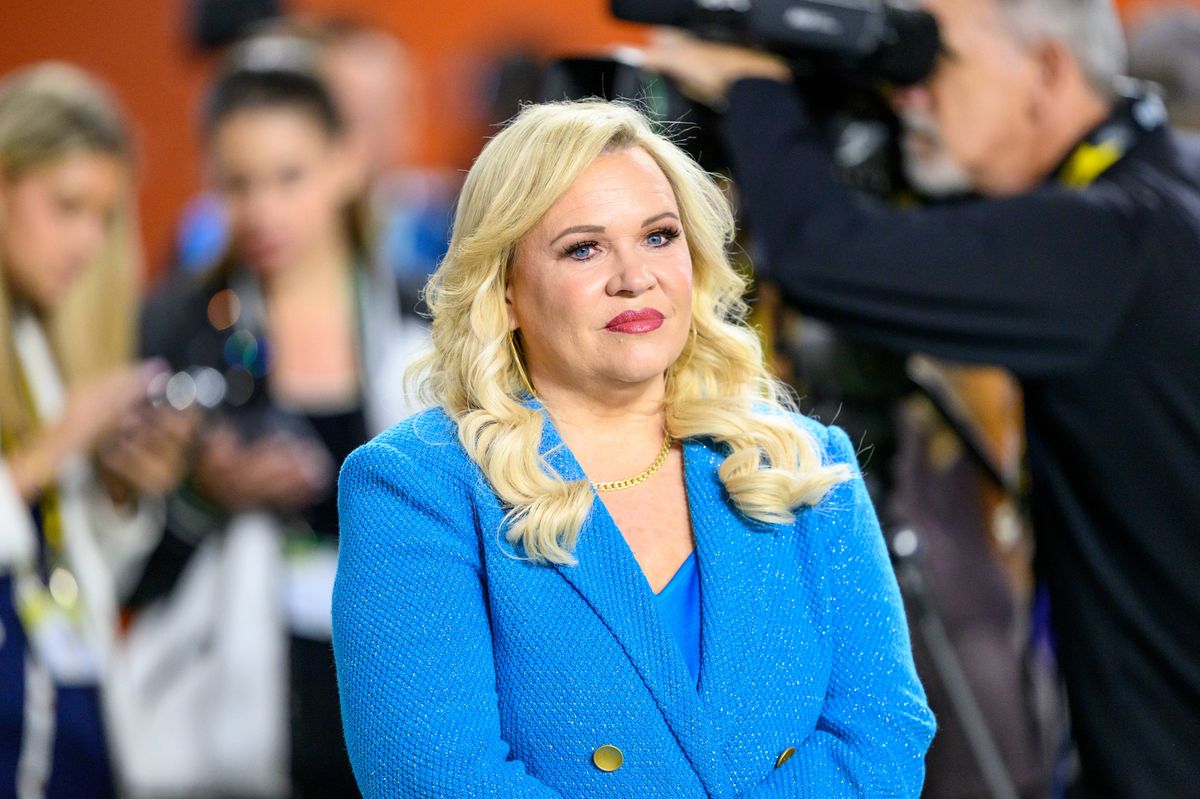 ESPN sideline reporter Holly Rowe stands on the sidelines before the Indiana Hoosiers versus the Miami Hurricanes College Football Playoff National Championship Game Presented by AT&T on January 19, 2026, at Hard Rock Stadium in Miami Gardens, FL