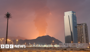 Hamas urges key ally Iran to halt attacks on Gulf states - BBC