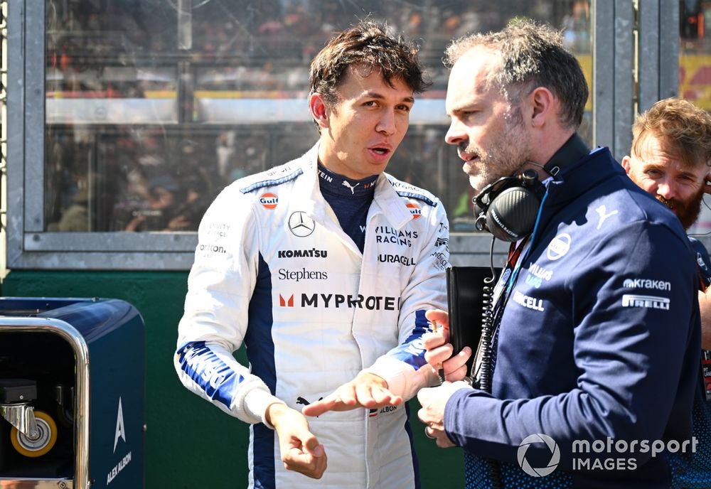 Alex Albon, Williams Racing, met zijn engineer James Urwin op de grid