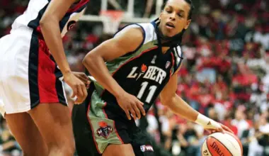 SN 140 Moments: No. 134 - Teresa Weatherspoon banks halfcourt buzzer-beater in WNBA Finals image