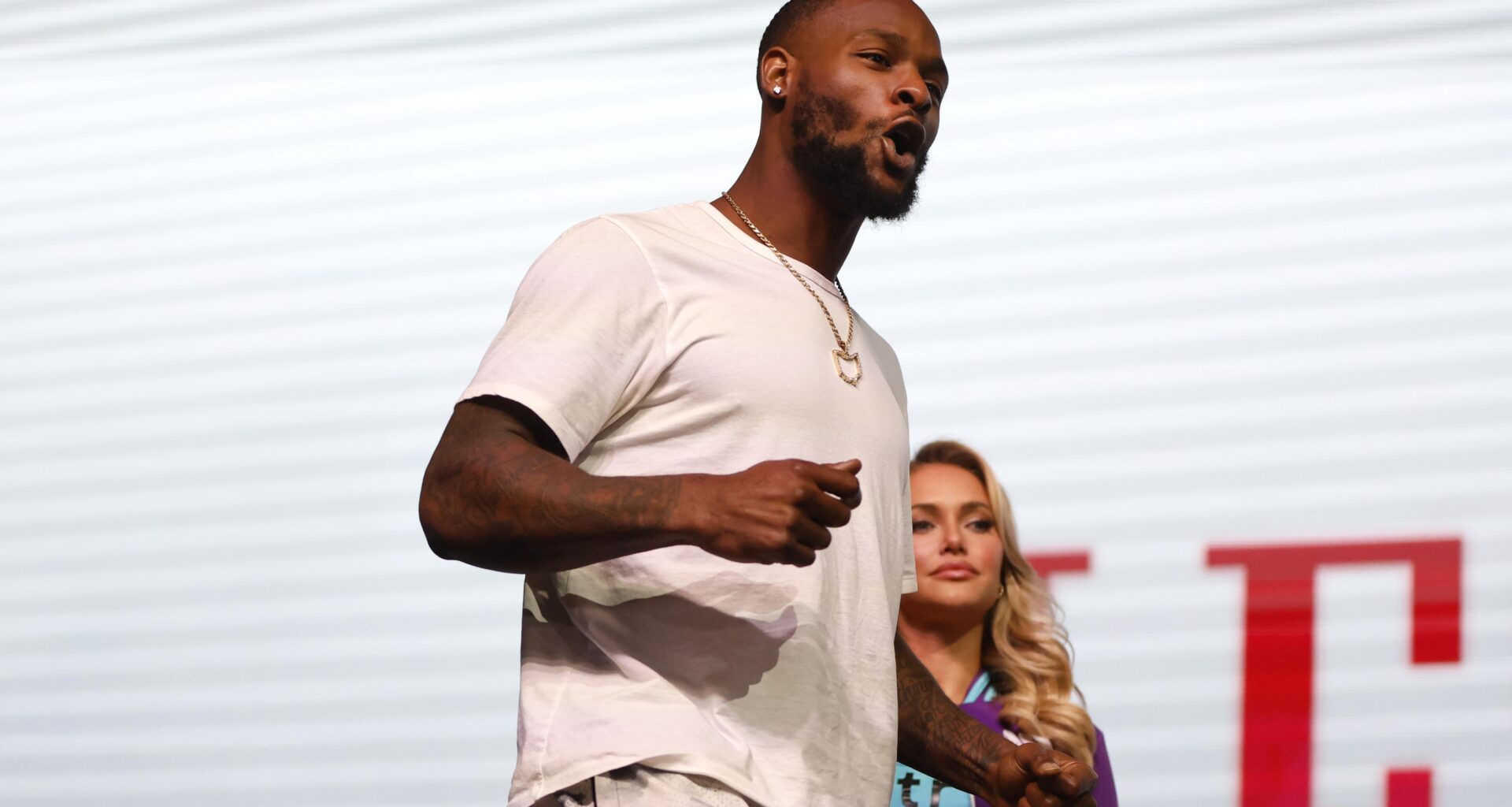 Le'Veon Bell Approves of Logan Paul's Terms for $1M Boxing Fight, 'Send the Contract'