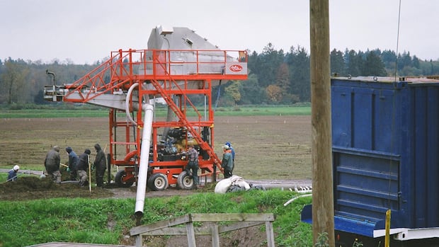 Class action lawsuit over migrant farm workers' EI benefits, restrictions to proceed