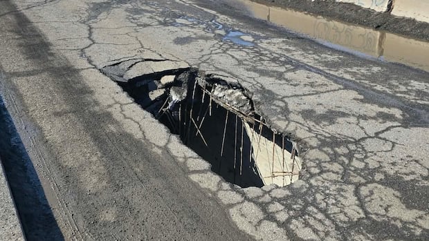 Massive hole opens in Châteauguay, Que., bridge after partial deck collapse