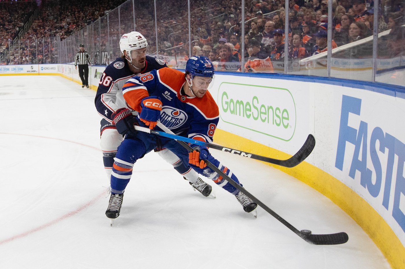 Oilers trade Mangiapane, first-round draft pick to Blackhawks for Dickinson, Dach