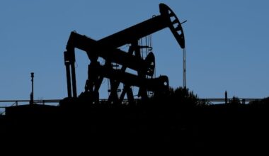 Oil hits $90 US per barrel for first time in 2 years