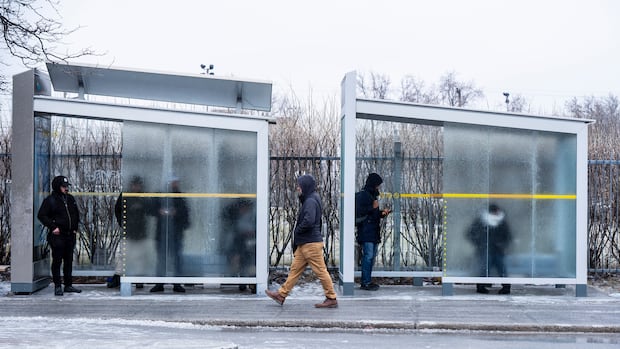 Hundreds of thousands without power, school closures continue in Quebec following freezing rain, snow