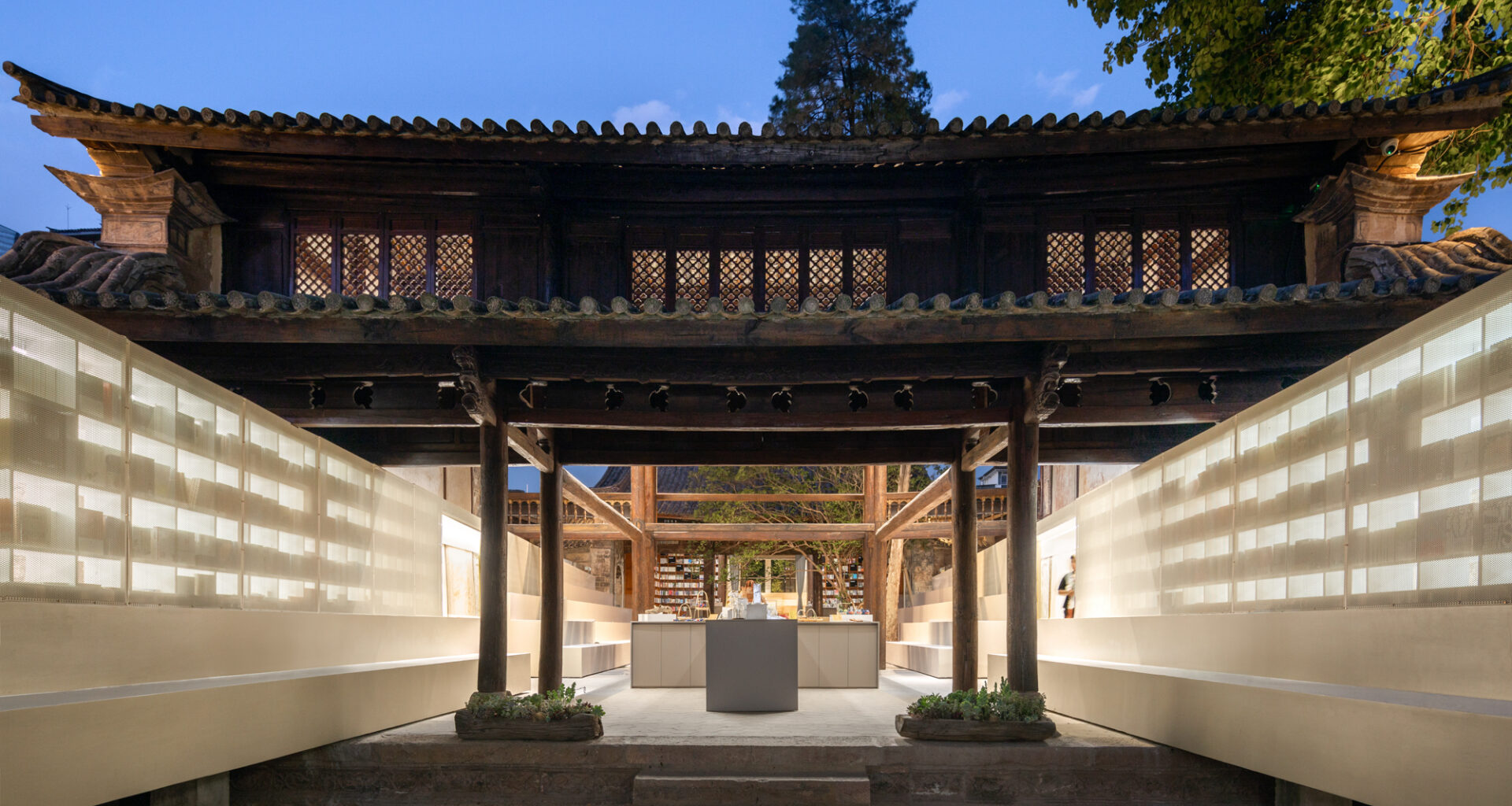 Weishan Chongzheng Academy Bookstore of Librairie Avant-Garde / TAO (Trace Architecture Office)