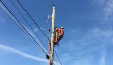 Windy, stormy weather knocks out power for hundreds of thousands in Quebec