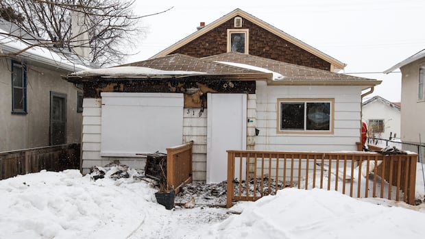 1 person found dead after house fire in Winnipeg's East Kildonan area