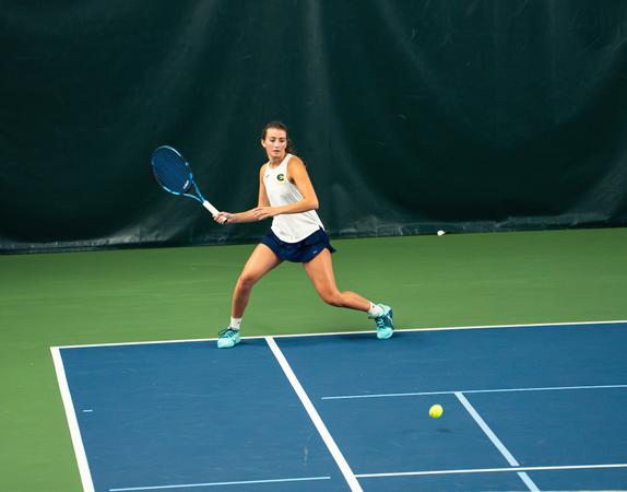 Women's Tennis Dominates Tuesday Morning Match