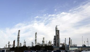 Aamjiwnaang First Nation feels left in the dark after oil spill in St. Clair River in Sarnia