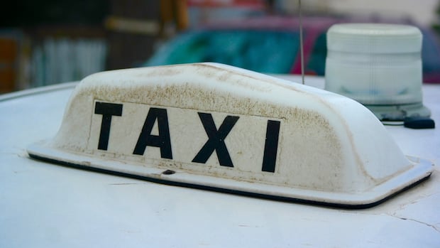 Winnipeg taxi driver punched, chased by knife-wielding attacker in hotel parking lot