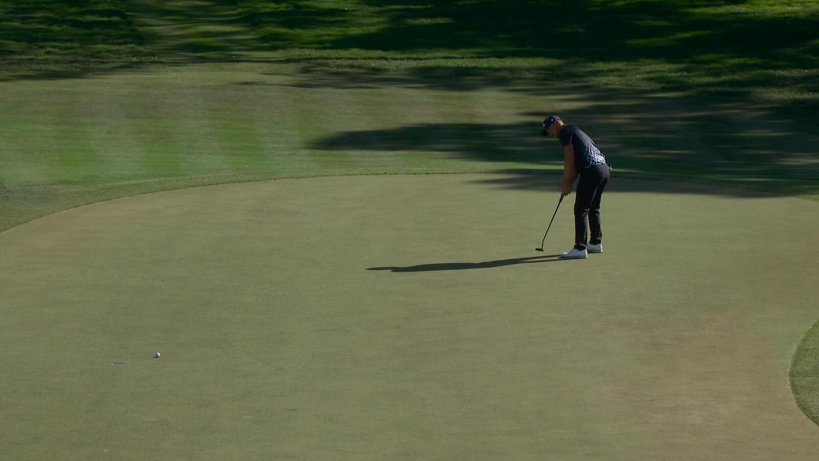 Matt Wallace sinks 28-foot birdie putt on No. 17 at Valspar