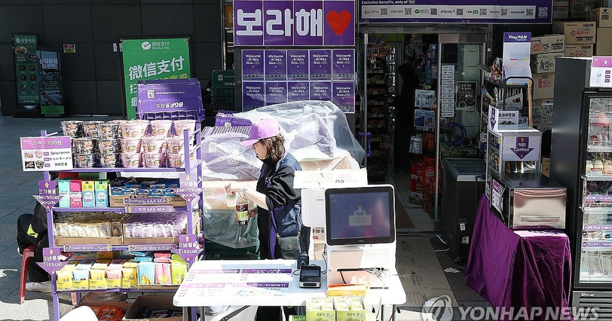 "생수 9배·앨범 215배"…BTS 공연에 광화문 편의점 매출 폭증