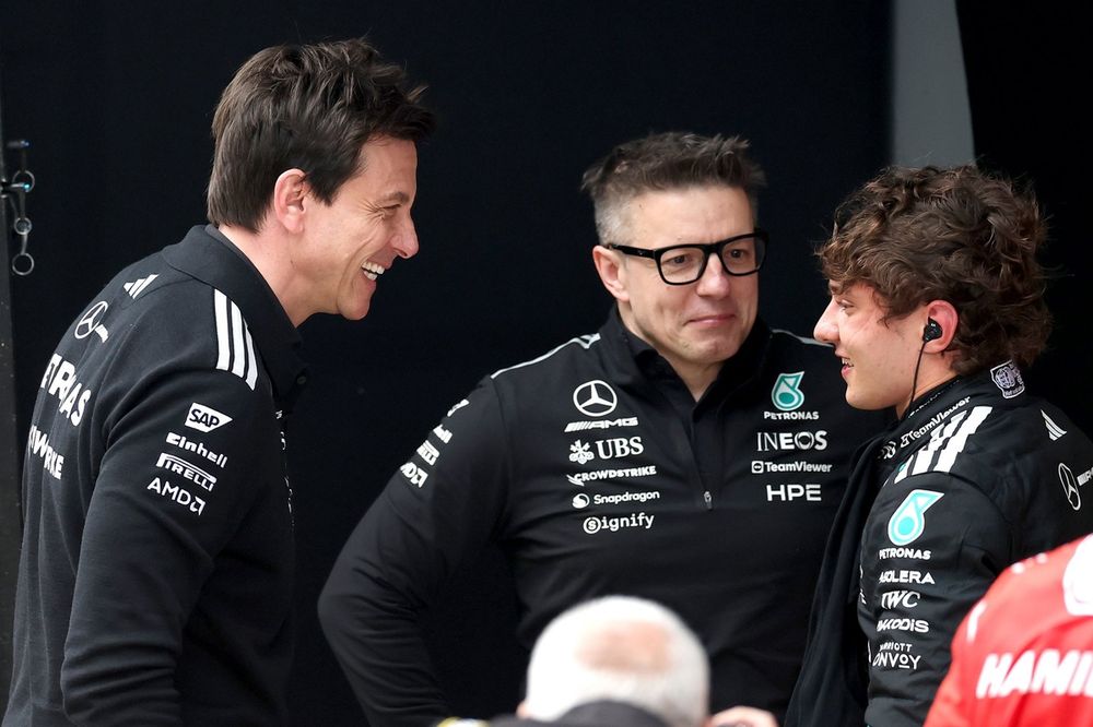 Andrea Kimi Antonelli met een trotse Peter Bonnington (m) en Toto Wolff (l)