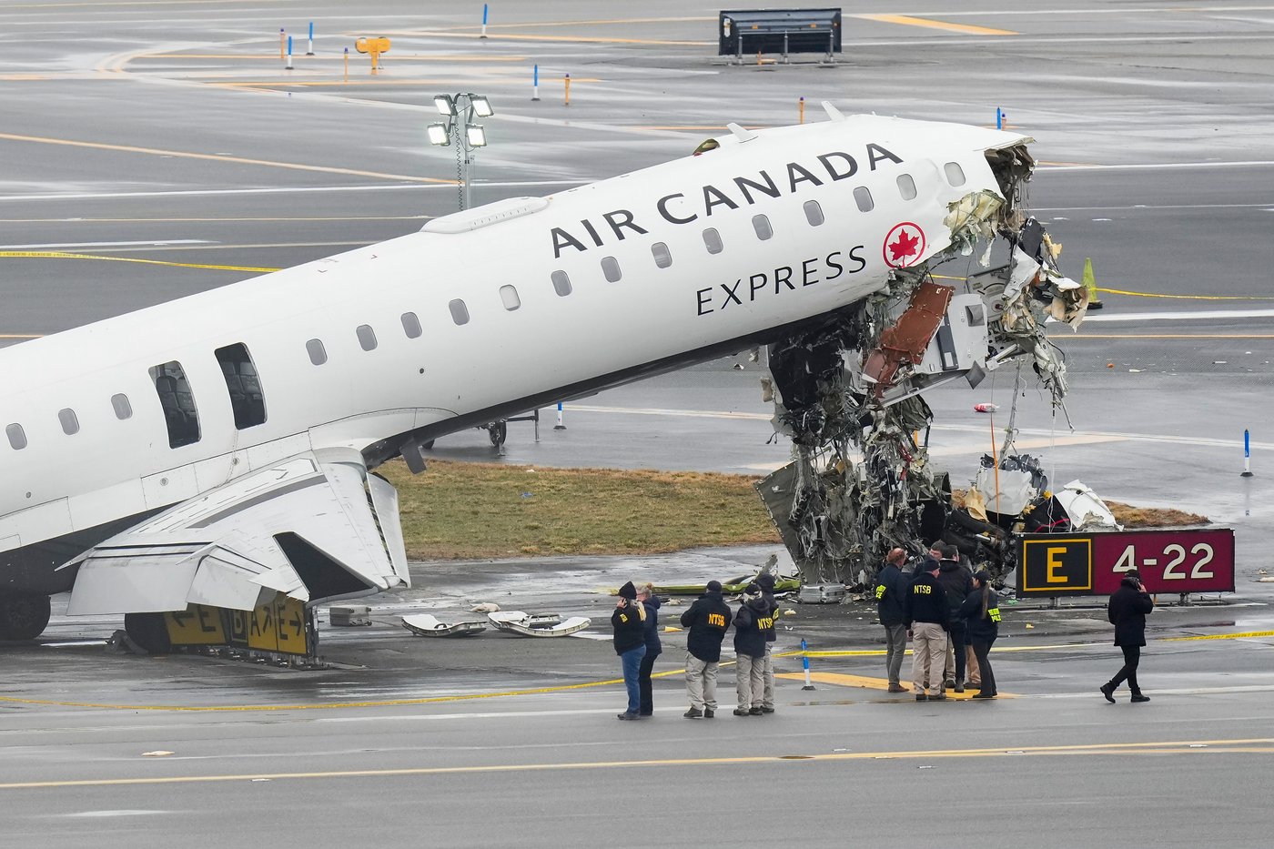 Aviation experts to probe Air Canada flight after fatal crash at LaGuardia Airport | NanaimoNewsNOW