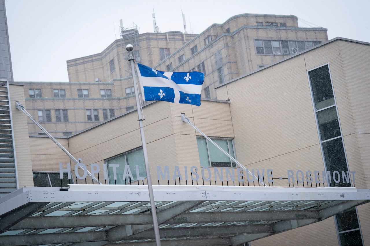 A hospital sign and Quebec flag