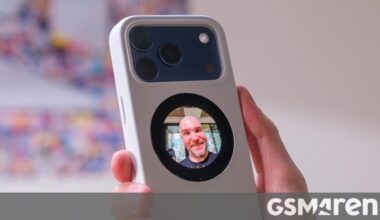 Selfix iPhone case hands-on: a case with a rear display and a microSD slot