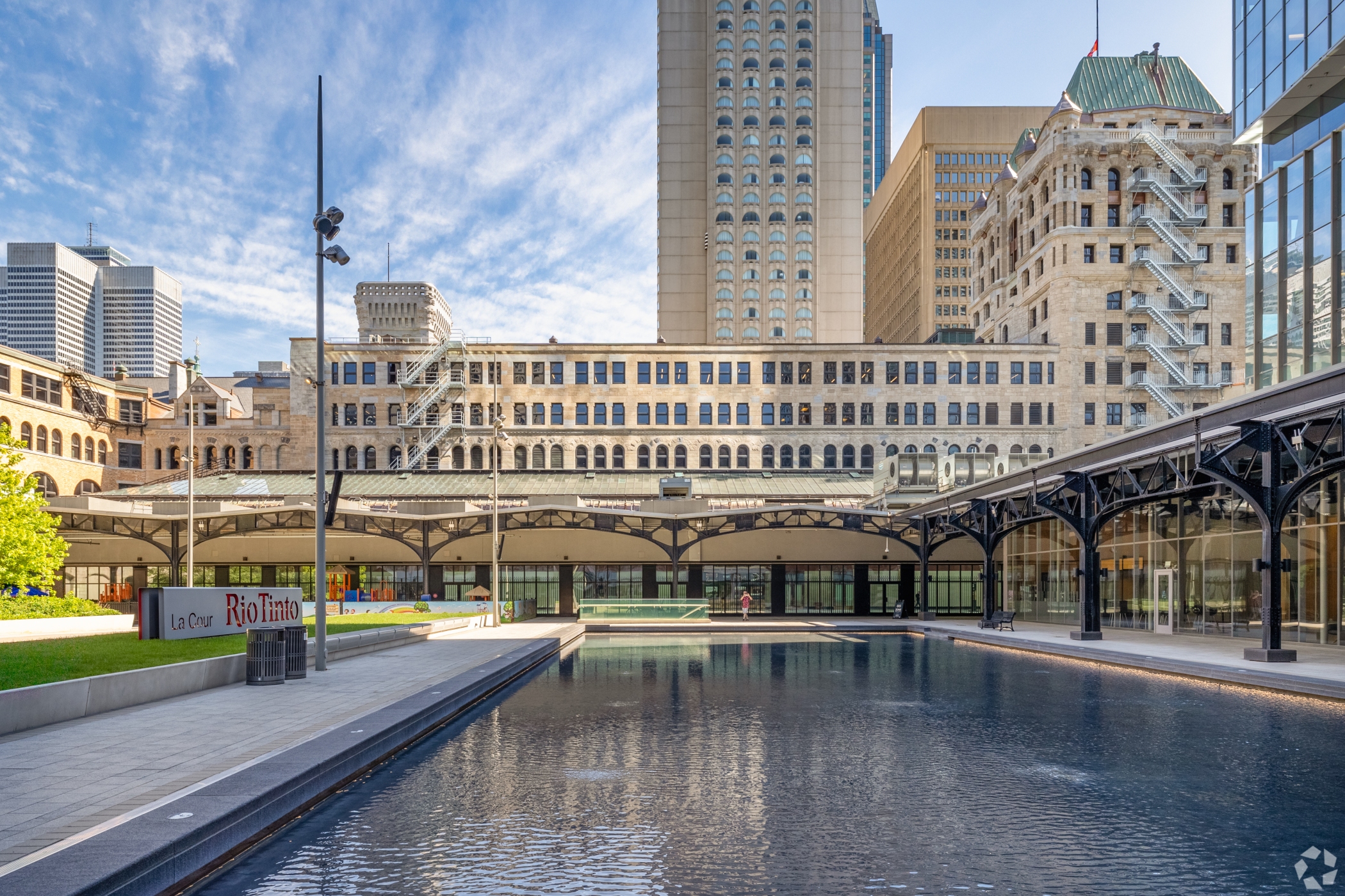 The office property sits adjacent to the Deloitte Tower and Bell Centre, home of the Montreal Canadiens. (CoStar)