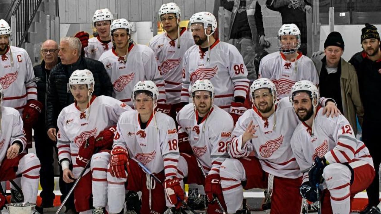 Hockey players pose for a team photo.