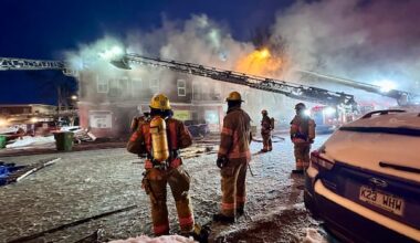 7 families evacuated from homes, 1 firefighter injured after fire in Montreal