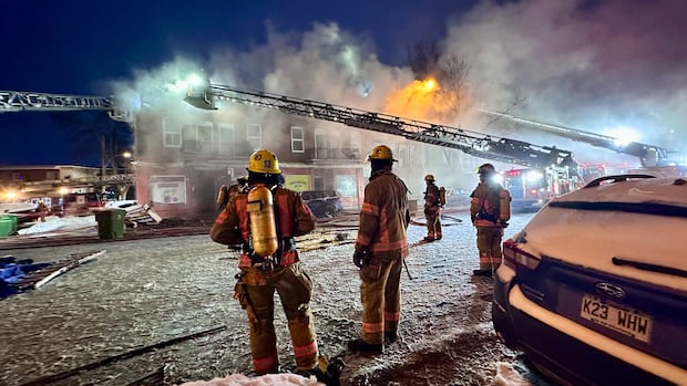 7 families evacuated from homes, 1 firefighter injured after fire in Montreal