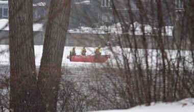 Montreal rescuers search for man who fell into river in West Island when ice gave way
