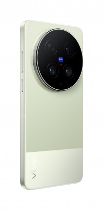 The vivo X300 Ultra in Green
