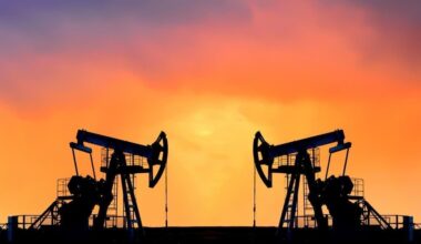 Oil Set to Book Record Monthly Gain on Iran Crisis