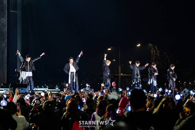 (서울=뉴스1) = 방탄소년단(BTS)이 21일 서울 광화문광장에서 'BTS 컴백 라이브: 아리랑' 발매 기념 컴백 공연을 하고 있다. (빅히트 뮤직·넷플릭스 제공. 재판매 및 DB 금지) 2026.3.22/뉴스1  Copyright (C) 뉴스1. All rights reserved. 무단 전재 및 재배포,  AI학습 이용 금지. /사진=(서울=뉴스1)