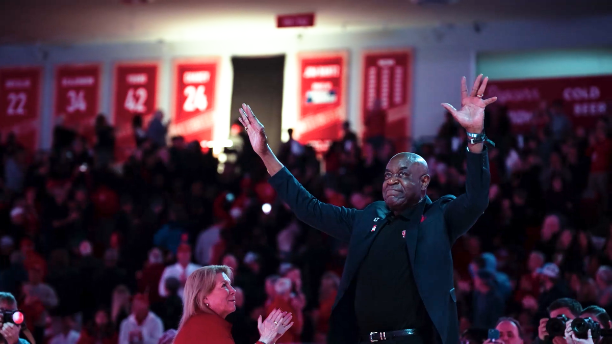 Former NBA player Dwight Davis gets a major honor from his alma mater