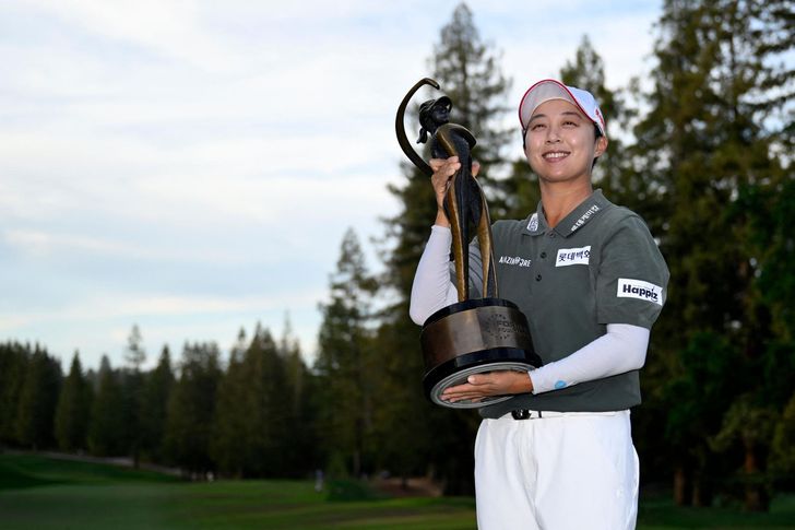 KIm Hyo-joo of Korea poses with her trophy after her winning putt on the 18th green during the final round of the Fortinet Founders Cup 2026 at Sharon Heights Golf and Country Club on March 22(local time), in Menlo Park, California. AFP-Yonhap