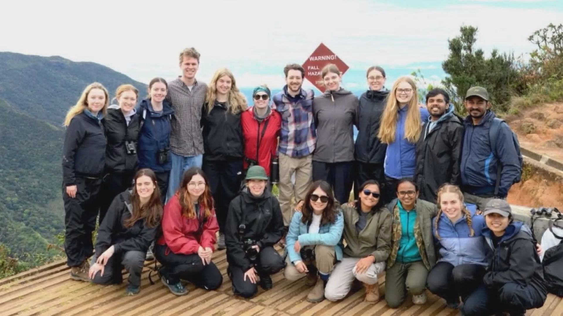 Click to play video: 'War, airstrikes leave Canadians stranded in Middle East'