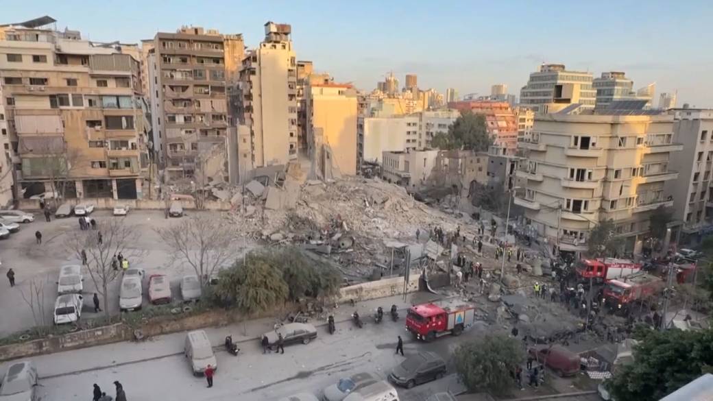 Click to play video: 'Deadly strikes on Lebanon intensify, Israel expands ground invasion'