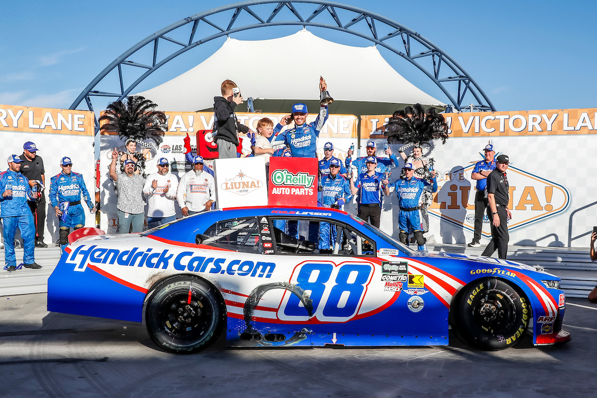 Credit: #88: Kyle Larson, JR Motorsports, Hendrick Cars.com Chevrolet Camaro arrives in VL with sons Owen and Cooper