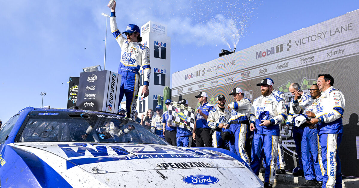 NASCAR Cup Series Straight Talk Wireless 500 at Phoenix