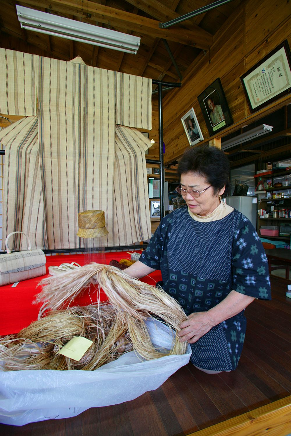 Bashōfu artisan Hasegawa Chiyoko (1939–) learned production techniques, which had died out on Okinoerabujima, from Okinawa resident Taira Toshiko (1921–2022), a living national treasure. (© Hamada Futoshi)
