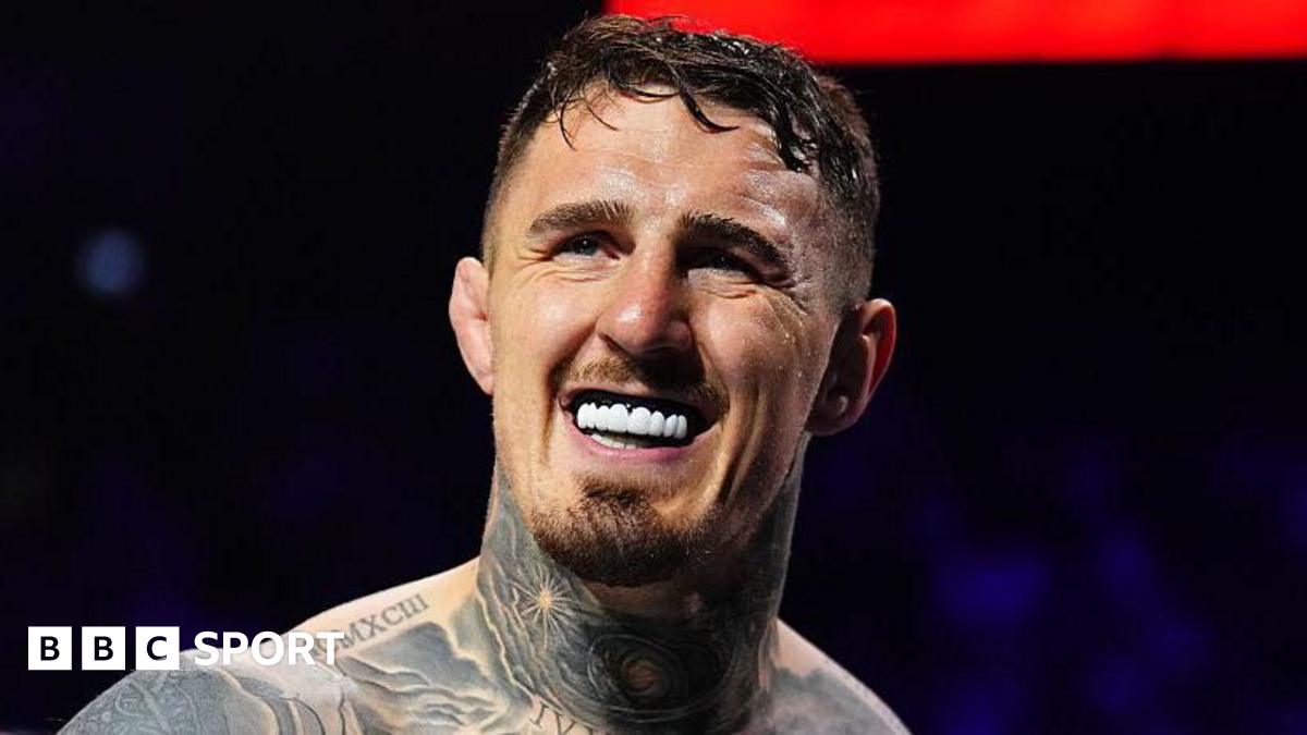 Tom Aspinall shows his gumshield