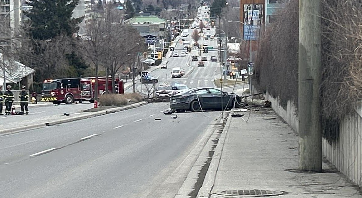 UPDATE: Power restored after vehicle collision takes out power pole in Kamloops