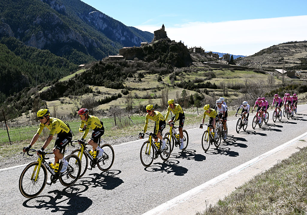 LA MOLINA, SPAIN - MARCH 27: Jonas Vingegaard of Denmark and Team Visma | Lease a Bike and a general view of the peloton competing during the 105th Volta a Catalunya 2026, Stage 5 a 155.3km stage from La Seu d&amp;apos;Urgell to La Molina/Coll de Pal 2109m / #UCIWT / on March 27, 2026 in La Molina, Spain. (Photo by Szymon Gruchalski/Getty Images)