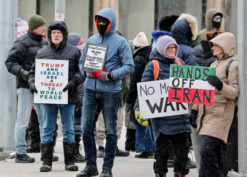 JOHN WOODS / FREE PRESS
Winnipeg left-wing groups gather to support the current Iranian regime outside the US Consulate on Portage Avenue Sunday, March 1, 2026.